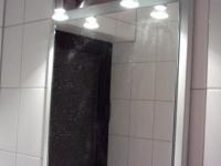 Spiegel im Bad mit Lampen