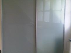 Schiebetüren aus Milchglas