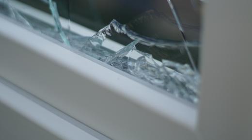 Eingeworfenes Fenster bei Einbruch