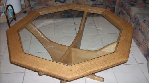 Massivholztisch mit Glasplatte