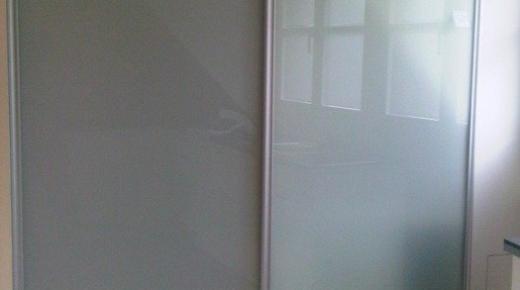 Schiebetüren aus Milchglas