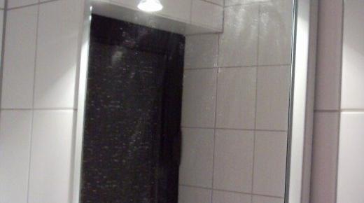 Spiegel im Bad mit Lampen
