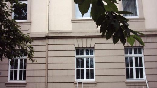 Fassade mit Altbaufenstern in weiß