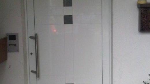 Haustür in weiß mit vier kleinen Lichtausschnitten in Biebrich