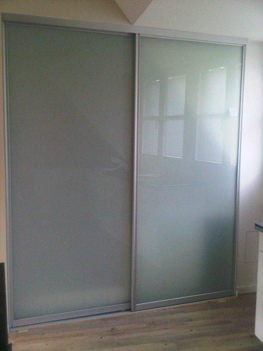 Schiebetüren aus Milchglas