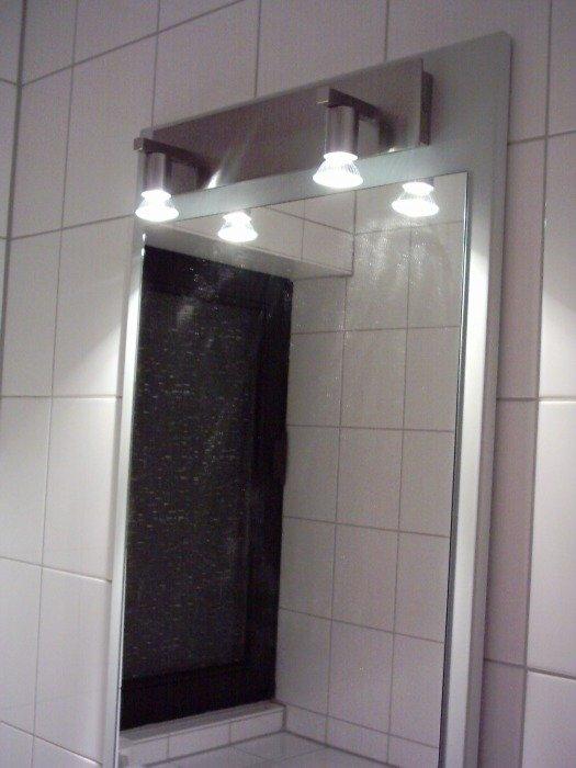 Spiegel im Bad mit Lampen