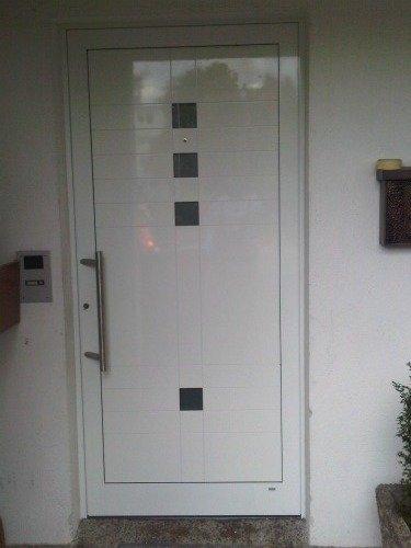 Haustür in weiß mit vier kleinen Lichtausschnitten in Biebrich