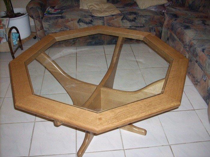 Massivholztisch mit Glasplatte