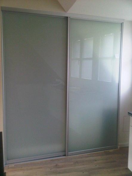 Schiebetüren aus Milchglas